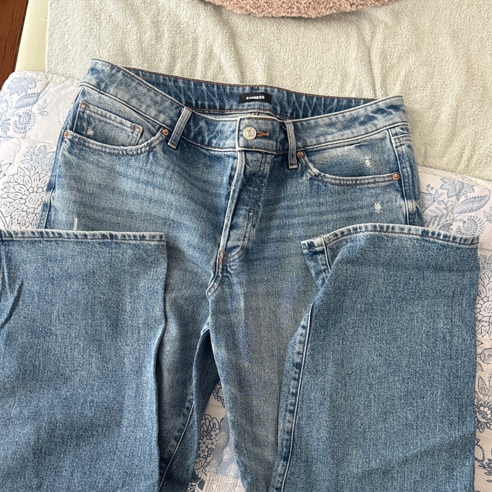 Express Women's Straight Leg low rise Jeans in Medium Blue Wash